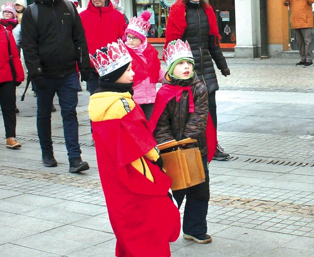 Najmłodsi nieśli dary dla Nowonarodzonego, które na koniec złożyli przy żłóbku.  