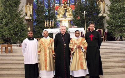Nowo wyświęcony diakon  (drugi od prawej) z bp. Adamem Wodarczykiem, o. Romanem Zającem MI i współbraćmi z Madagaskaru. 