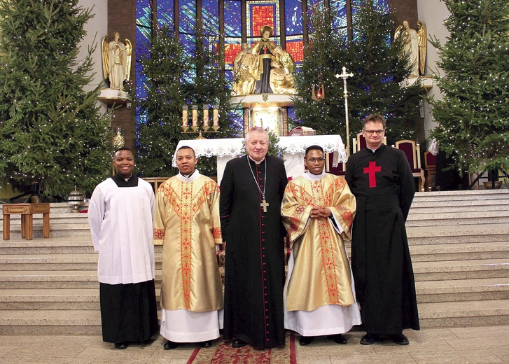 Nowo wyświęcony diakon  (drugi od prawej) z bp. Adamem Wodarczykiem, o. Romanem Zającem MI i współbraćmi z Madagaskaru. 