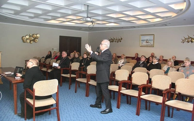 Prof. Skalski pokazywał  na slajdach rozwój wiedzy o leczeniu w Polsce od czasów najdawniejszych. 