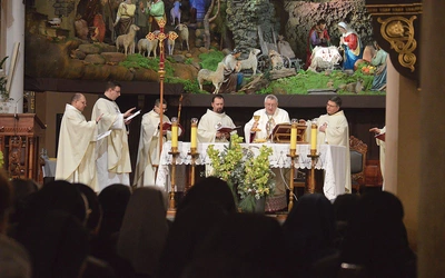 – Adorując dziś Dzieciątko Jezus, odnówmy w sobie pierwszą miłość – zachęcał bp Adam Wodarczyk. 