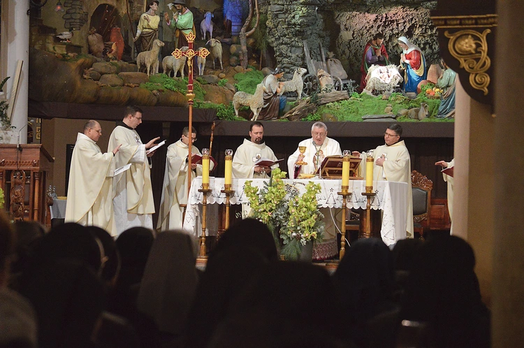 – Adorując dziś Dzieciątko Jezus, odnówmy w sobie pierwszą miłość – zachęcał bp Adam Wodarczyk. 