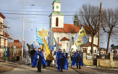 W Woli Orszak Trzech Króli wyszedł w trzech miejscach, a jego uczestnicy spotkali się na wspólnym kolędowaniu przy stajence w parafii  św. Urbana.