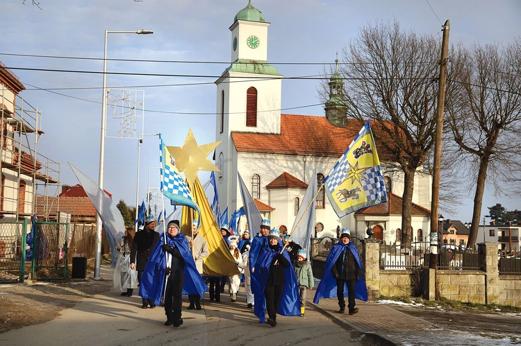 W Woli Orszak Trzech Króli wyszedł w trzech miejscach, a jego uczestnicy spotkali się na wspólnym kolędowaniu przy stajence w parafii  św. Urbana.
