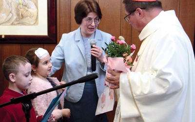 Dzieci dały gościowi prezenty, a mała Weronika zaśpiewała dla niego piosenkę.  Szersza relacja z galerią na: krakow.gosc.pl.