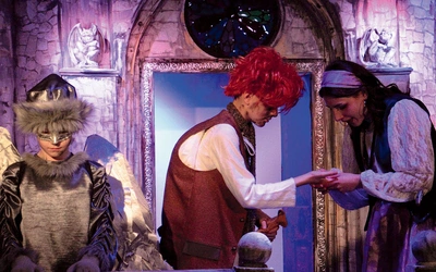 Kadr z próby generalnej – Esmeralda tłumaczy Quasimodo, że nie jest potworem, tylko dobrym człowiekiem. Relację z premiery opublikujemy na: krakow.gosc.pl. Tam też napiszemy więcej o zespole i jego historii.