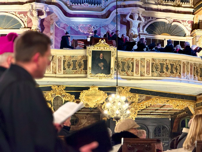 O oprawę muzyczną zadbał katedralny chór Tactus Sonus pod dyrekcją Marty Monety-Napierały oraz zespół Pax Musicorum. Na organach zagrał kantor Kościoła Pokoju Maciej Bator.