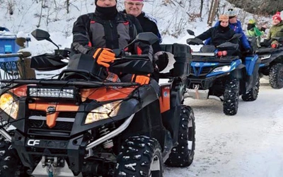 W Jugowie bp Marek Mendyk przemierzał trasę na quadzie.