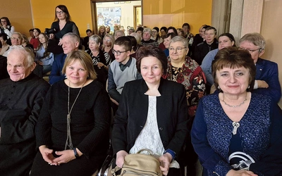 Od prawej: Barbara Wójcik, Renata Luszowiecka i Małgorzata Węgiel – w różnych okolicznościach i w różnym czasie zafascynowały się Stefcią, jak ją czule określają. Wiele zrobiły dla szerzenia jej kultu. W czasie spotkania wskazywały, w czym tkwią siła jej ducha, jej anielska dobroć, odwaga i niezłomność.