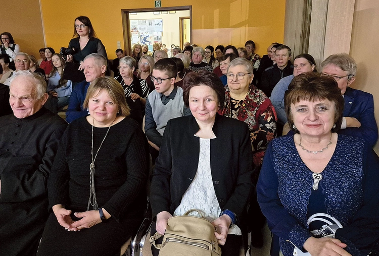 Od prawej: Barbara Wójcik, Renata Luszowiecka i Małgorzata Węgiel – w różnych okolicznościach i w różnym czasie zafascynowały się Stefcią, jak ją czule określają. Wiele zrobiły dla szerzenia jej kultu. W czasie spotkania wskazywały, w czym tkwią siła jej ducha, jej anielska dobroć, odwaga i niezłomność.