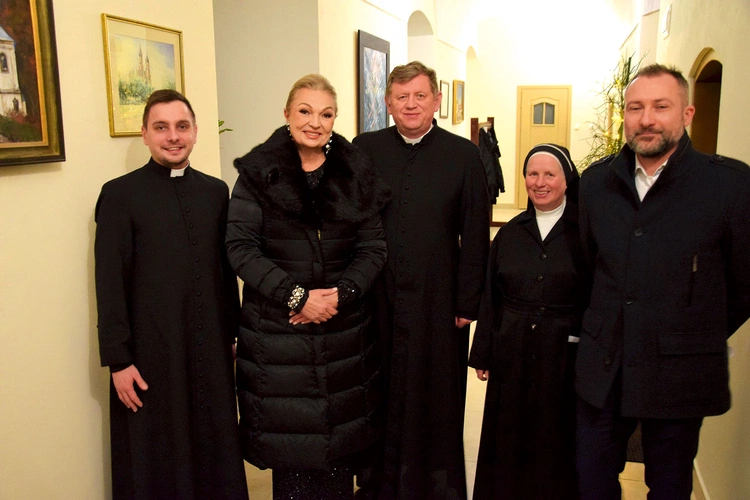 Tuż przed koncertem (M. Walewska – druga z lewej – i ks. P. Supierz – w środku).