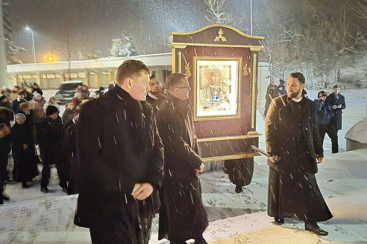 Obraz umieszczony w feretronie procesyjnie został odprowadzony przez czcicieli do klasztoru, skąd 8 stycznia wyjechał do Krakowa.