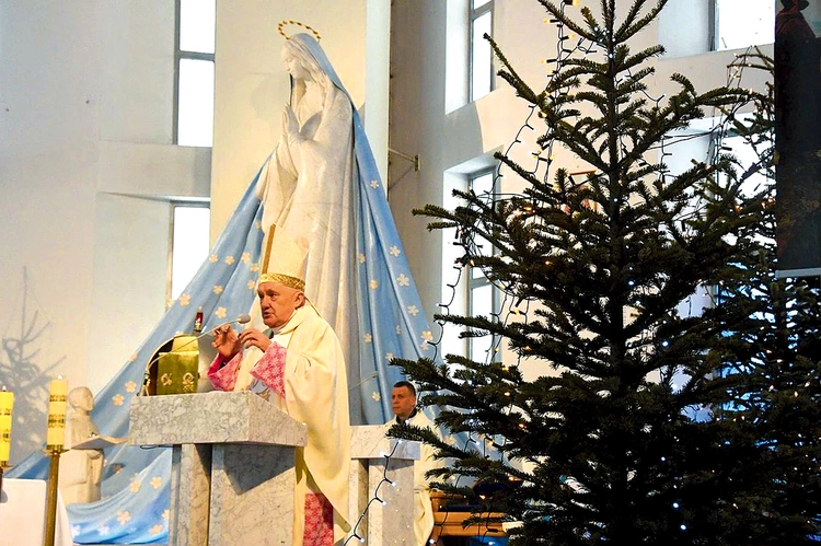 Były metropolita zachęcał członków kół różańcowych, by w roku jubileuszu jeszcze bardziej starali się być apostołami i świadkami tej modlitwy.