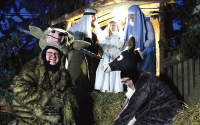 Bohaterowie przy stajence betlejemskiej.