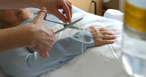 Francuscy biskupi krytykują projekt ustawy o eutanazji: nie dba się o życie, zadając śmierć