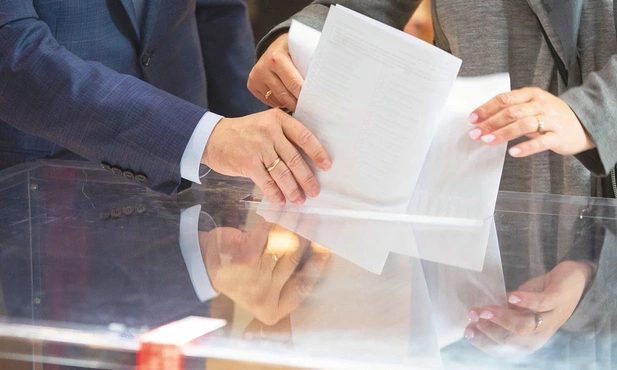 Po drugiej stronie partyjnego lustra. Kim są wyborcy największych partii?