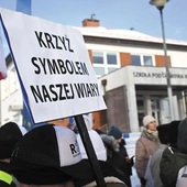 „Krzyż zdejmowany na każdej lekcji, a potem wyrzucony do kosza”. Mec. Jerzy Kwaśniewski o tym, co wydarzyło się w szkole w Kielnie 
