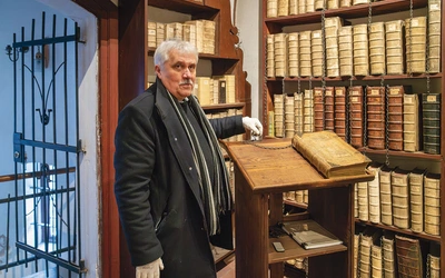 Jedyna zachowana w Europie Środkowej biblioteka, gdzie księgi przymocowano łańcuchami, żeby czytelnicy ich nie ukradli