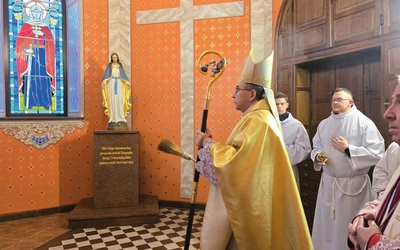 Podczas Mszy św. bp Osial poświecił odnowioną przestrzeń modlitwy.