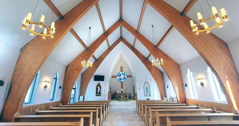 Materialne ściany są ważne, lecz prawdziwym skarbem tej parafii pozostają ludzie – ich wiara, zaangażowanie i gotowość do wspólnego tworzenia Kościoła żywego, zakorzenionego w codzienności. 