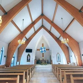 Materialne ściany są ważne, lecz prawdziwym skarbem tej parafii pozostają ludzie – ich wiara, zaangażowanie i gotowość do wspólnego tworzenia Kościoła żywego, zakorzenionego w codzienności. 