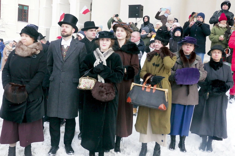 Mieszkańcy miasta witali gościa zupełnie jak 106 lat temu. 