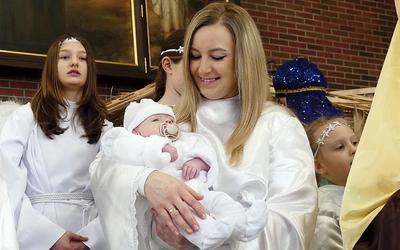 Karolina Gruszczyk z synkiem, odtwórcą roli Dzieciątka. 