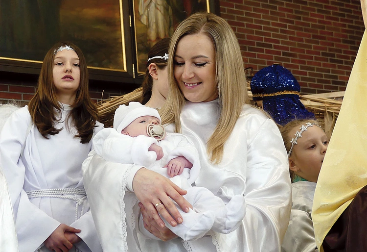 Karolina Gruszczyk z synkiem, odtwórcą roli Dzieciątka. 