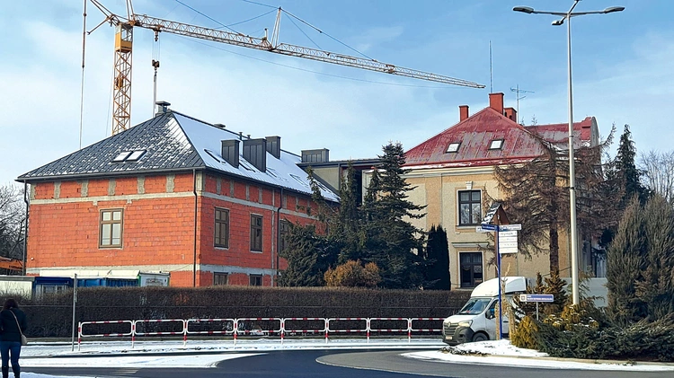 Dotychczasowy, stary budynek z przodu i dobudowana nowa część, w której zamieszkają chłopcy. 