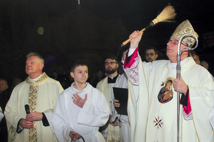 Bp Zadarko w obecności ks. Ryszarda Kizielewicza podczas ceremonii.