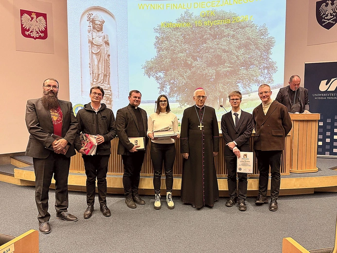 Nagrody najlepszym uczestnikom wręczył abp senior Wiktor Skworc.
