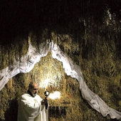 W stodole Barki w noc Bożego Narodzenia. 