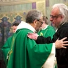 Znak pokoju przekazują sobie ks. prof. Henryk Seweryniak i ks. Szymon Czembor.
