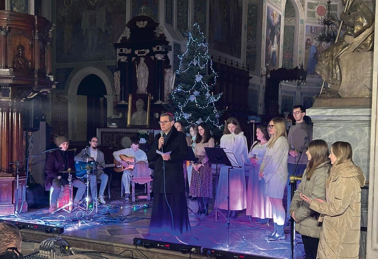 Kolędy zabrzmiały w płockiej katedrze nie tylko jako echo świątecznej tradycji, ale także jako wyznanie wiary i pragnienie wspólnoty.