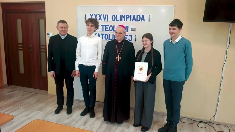 Laureaci diecezjalnego etapu Olimpiady Teologii Katolickiej z bp. Markiem Mendykiem i ks. Damianem Mroczkowskim,  dyrektorem wydziału katechetycznego.