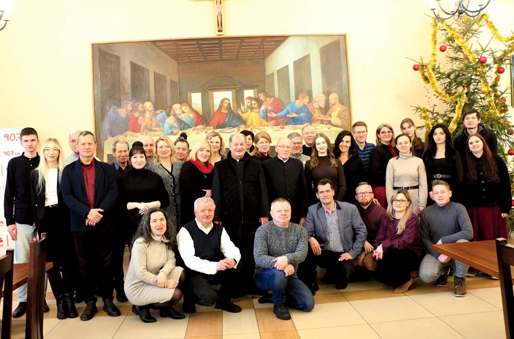 W czasie spotkań muzycy kościelni mogą się wymienić doświadczeniami. Na zdjęciu  z ks. prał. Henrykiem Ćwiekiem  i ks. Andrzejem Zarzyckim.
