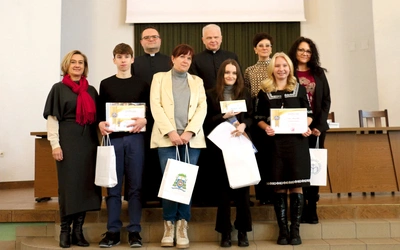 Laureaci z katechetami, rektorem WSD ks. Markiem Adamczykiem, ks. Mariuszem Chamerskim, dyrektorem Wydziału Katechetycznego, i Martą Pawelczyk, sekretarzem Wydziału Katechetycznego.