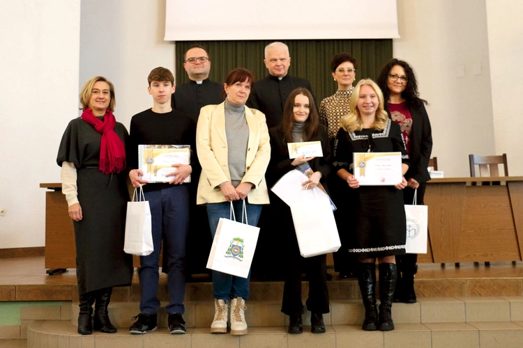 Laureaci z katechetami, rektorem WSD ks. Markiem Adamczykiem, ks. Mariuszem Chamerskim, dyrektorem Wydziału Katechetycznego, i Martą Pawelczyk, sekretarzem Wydziału Katechetycznego.