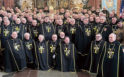 – Rozważając nauczanie św. Jana Pawła II, wzrastajcie w wierze, nadziei i miłości i bądźcie świadkami wielkich dzieł Bożych – apelował do rycerzy ks. Jarosław Prusaczyk.