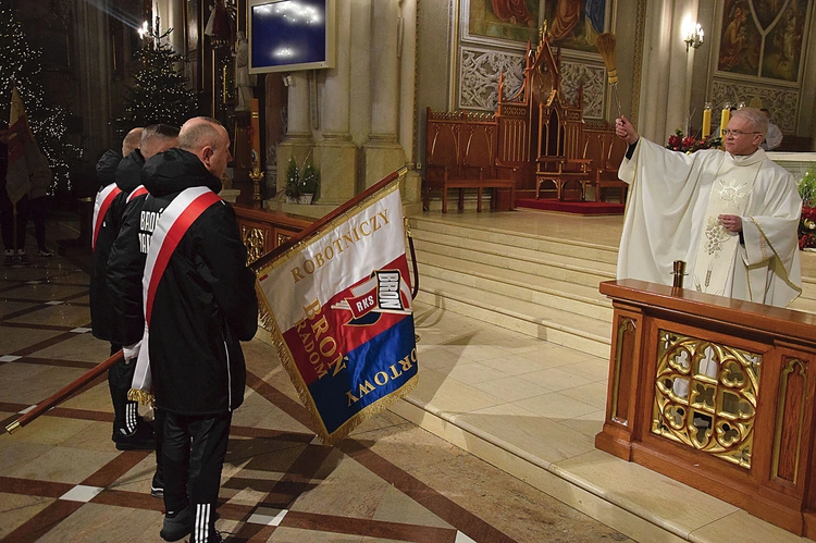 Sztandar trzymali byli piłkarze klubu – Dariusz Różański, Daniel Grymuła i Marcin Trojanowski. 