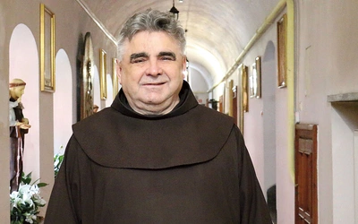 Ojciec Juniper Czesław Ostrowski OFM zaprasza do wspólnego wielbienia Boga.