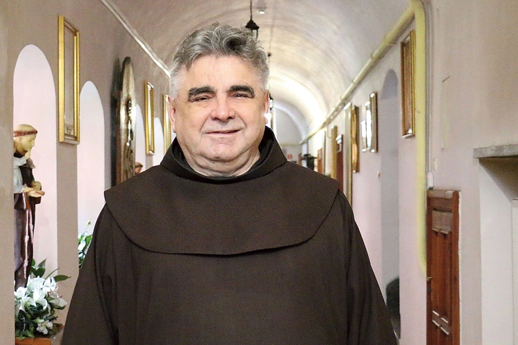 Ojciec Juniper Czesław Ostrowski OFM zaprasza do wspólnego wielbienia Boga.