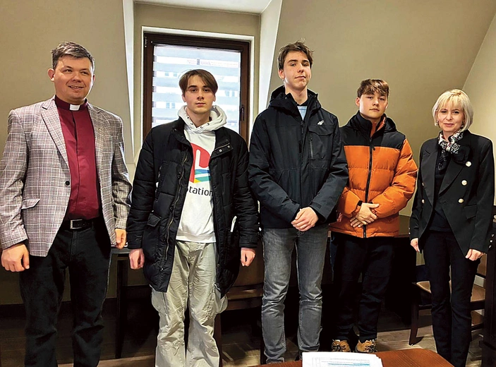 Trójka finalistów OTK z opiekunami.