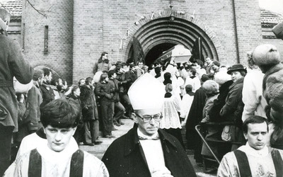 Procesji przewodniczył ks. kard. Franciszek Macharski, natomiast Mszy św. w katedrze przewodniczył kard. Henryk Gulbinowicz, a słowo Boże wygłosił prymas kardynał Józef Glemp. 