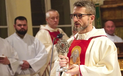 – Gdy człowiek pozwala, by serce ucichło, wtedy słowo Boga zaczyna układać wnętrze, porządkować myśli, koić rany… Nie trzeba uciekać od świata. Trzeba odnaleźć w tym świecie cichy pokój serca – mówił wikariusz generalny.