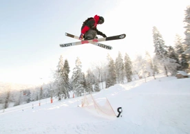 Na nartach popularne są także różne ewolucje i skoki