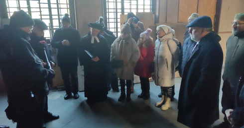 Modlitwa na żydowskim cmentarzu