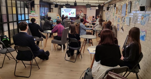 Katolicka Szybka Randka na Dworcu PKP we Wrocławiu. Czy da się tak poznać drugą połówkę na całe życie?