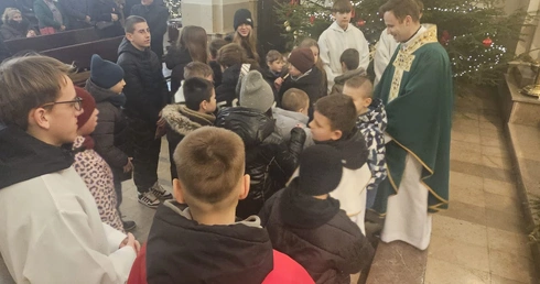 Biblia w centrum liturgii w Ożarowie