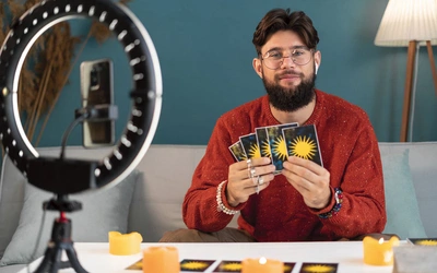 „Dla pokolenia TikToka dzisiejsze wróżki wcale nie są czymś zaskakującym”. Rozmowa o cyfrowym powrocie magii